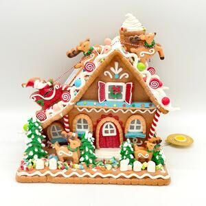 Santa’s Arrival LED Gingerbread House Santa & Reindeer Roof Sugarplum Dreams NEW